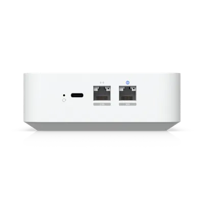 Consola Ubiquiti Express 7 con puertos 10G y 2,5G Ethernet, USB-C y botón de reinicio, vista trasera sobre fondo negro para Consola Ubiquiti Express 7 con puertos 10G y 2,5G Ethernet, USB-C y botón de reinicio, vista trasera sobre fondo negro para