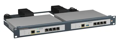 RACKMOUNT.IT Rackmount Versa Networks CSG150, zwei graue Netzwerkgeräte im Rack mit Versa-Logo, RJ45-Ports, USB-Anschluss RACKMOUNT.IT Rackmount Versa Networks CSG150, zwei graue Netzwerkgeräte im Rack mit Versa-Logo, RJ45-Ports, USB-Anschluss