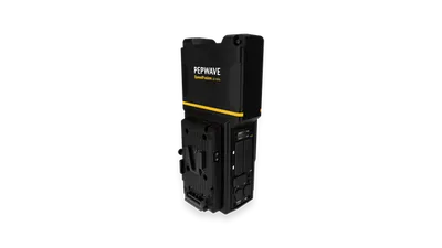 Peplink SpeedFusion Engine Cam mit schwarzem Gehäuse, gelben Akzenten und Montageanschlüssen auf weißem Hintergrund. Peplink SpeedFusion Engine Cam mit schwarzem Gehäuse, gelben Akzenten und Montageanschlüssen auf weißem Hintergrund.
