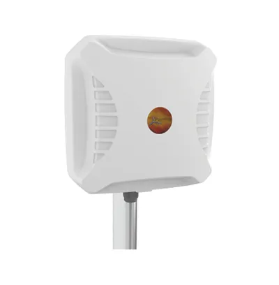 Weiße Poynting Richtfunkantenne A-EPNT-0002-V1-01 für 5G/LTE an silbernem Mast mit SMA-Anschluss und Belüftungsschlitzen. Weiße Poynting Richtfunkantenne A-EPNT-0002-V1-01 für 5G/LTE an silbernem Mast mit SMA-Anschluss und Belüftungsschlitzen.